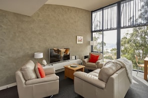 Apartamento Deluxe, 1 habitación, cocina, vistas al río (Vines) | Televisión