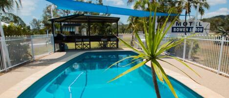 Una piscina al aire libre