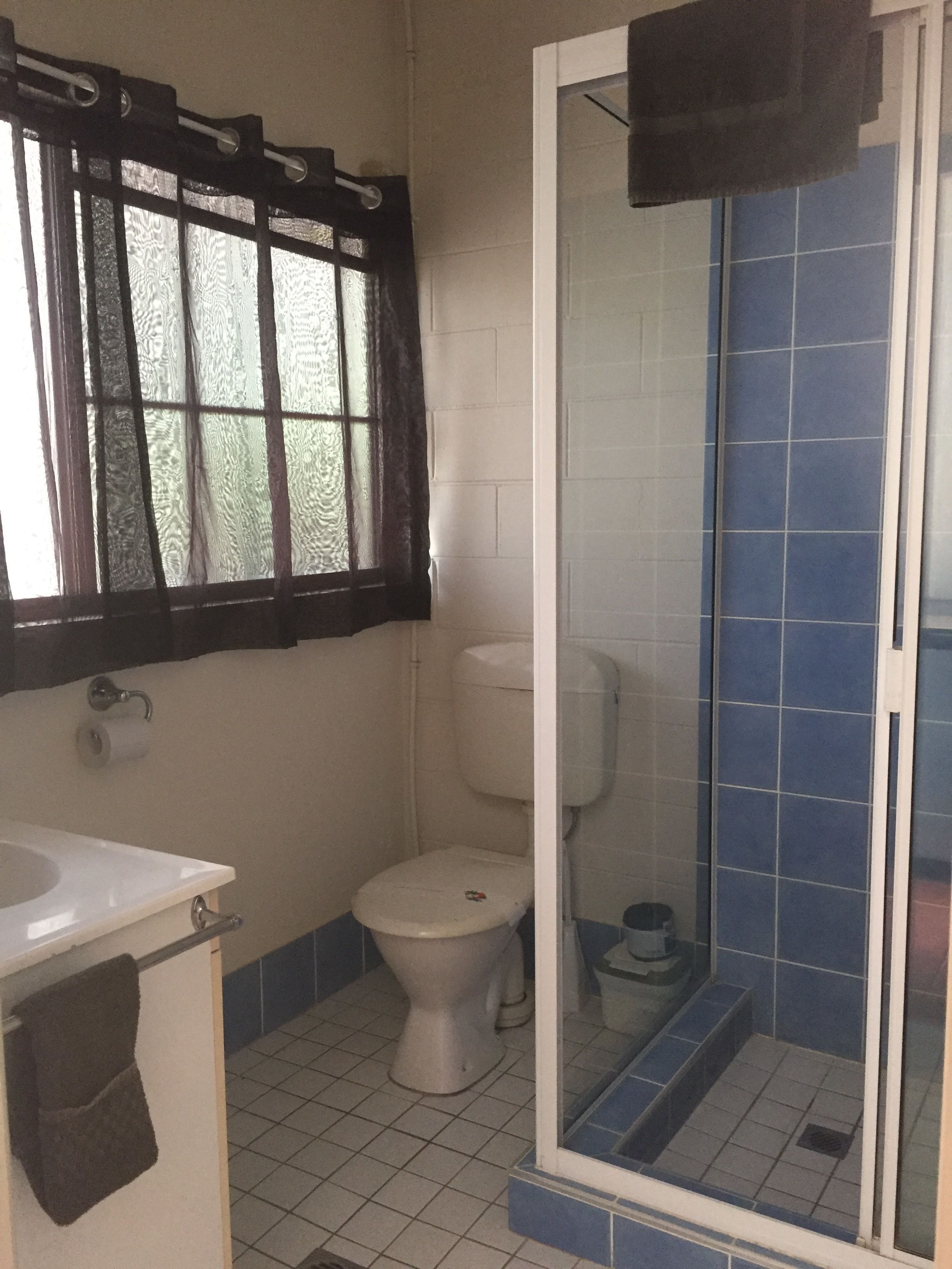 Un baño con inodoro, lavabo y ducha.