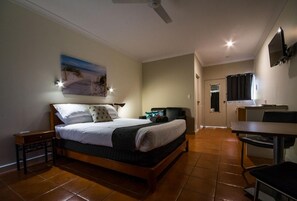 Bureau, espace de travail pour ordinateur portable, rideaux occultants