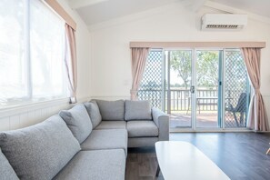 Huisje, 2 slaapkamers (Riverfront) | Woonruimte