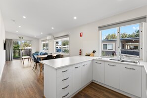Standard-Ferienhütte, 2 Schlafzimmer | Eigene Kochnische | Kühlschrank, Mikrowelle, Toaster, Kochgeschirr/Geschirr/Besteck