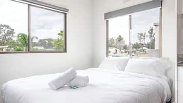 Ensuite Cabin | Blackout curtains, bed sheets