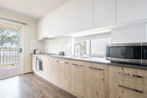 Luxe huisje, 2 slaapkamers (Riverfront) | Privékeuken | Een koelkast, een microgolfoven, een broodrooster