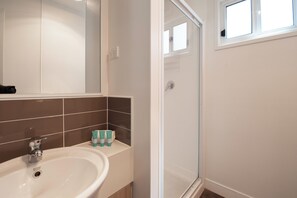 Ferienhütte, 2 Schlafzimmer (Riverfront) | Badezimmer | Handtücher, Seife, Shampoo, Toilettenpapier