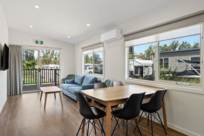 Standard Cabin | Living area - Echo Holiday Parks - Waikerie (Waikerie)