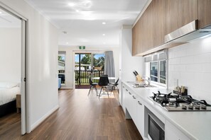 Double Cabins | Private kitchen - Echo Holiday Parks - Waikerie (Waikerie)