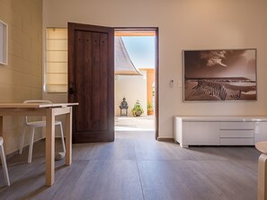 Suíte estúdio superior, 1 quarto, vista para o pátio | Opções para refeição no quarto