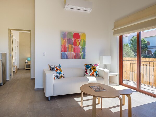 Superior Studio Suite, 1 Bedroom, City View | Living area