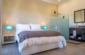 Deluxe Studio Suite, 1 Bedroom, Partial Sea View | Bathroom