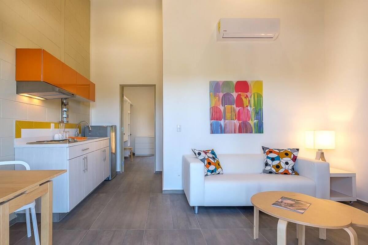 Un apartamento moderno con cocina, comedor y sala de estar.