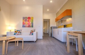 Suíte estúdio superior, 1 quarto | Cozinha americana privada | Geladeira, cooktop, cafeteira/chaleira