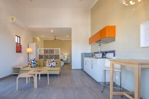 Deluxe Studio Suite, 1 Bedroom, Partial Sea View | Living area