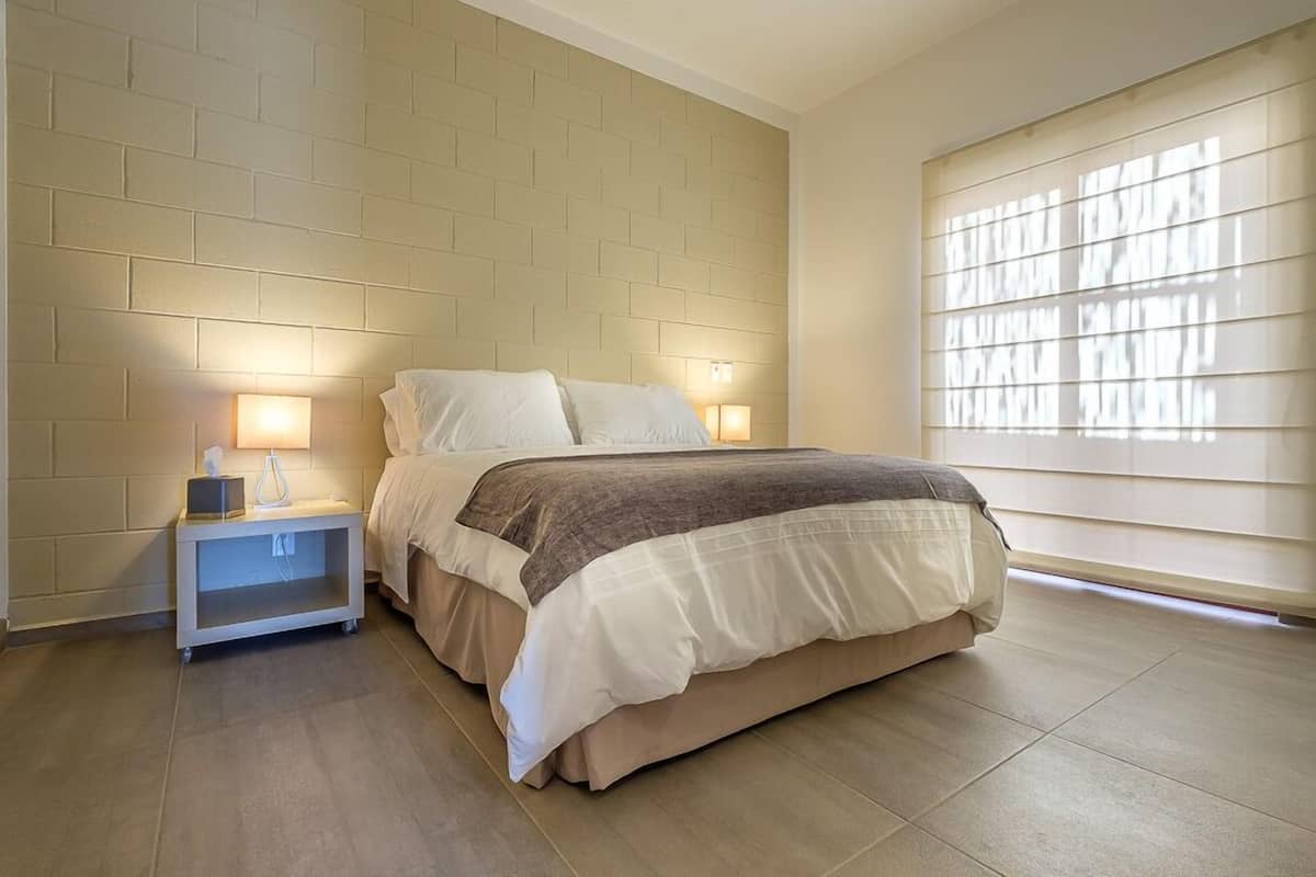 1 habitación, cubrecamas y caja de seguridad en la habitación 
