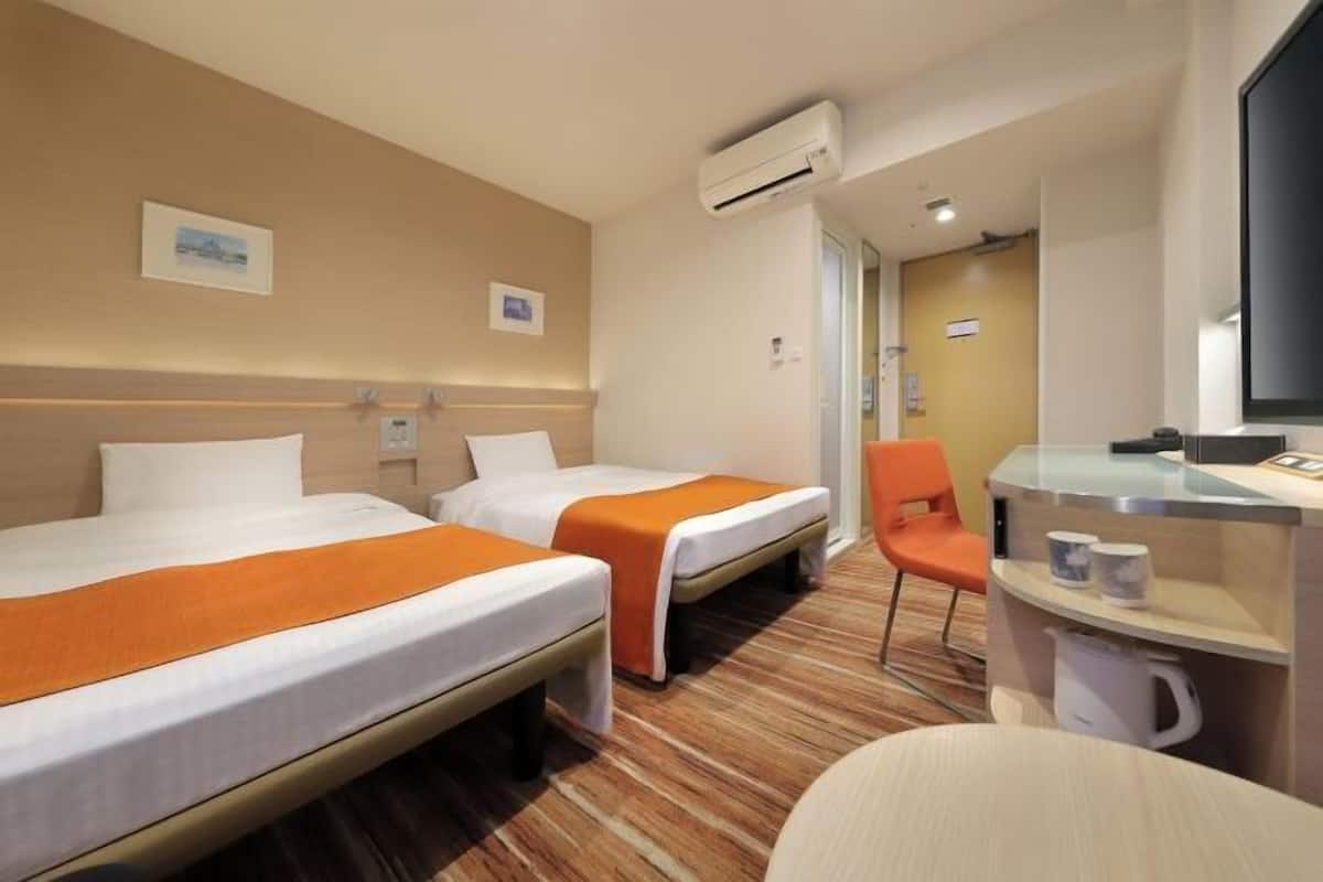 Escritorio, wifi gratis y ropa de cama