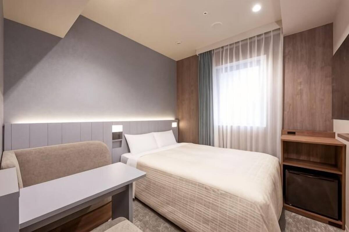 Escritorio, wifi gratis y ropa de cama