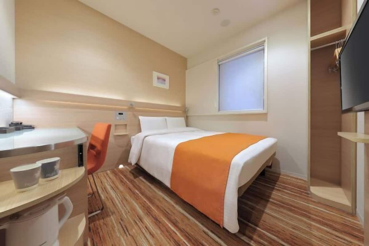 Escritorio, wifi gratis y ropa de cama