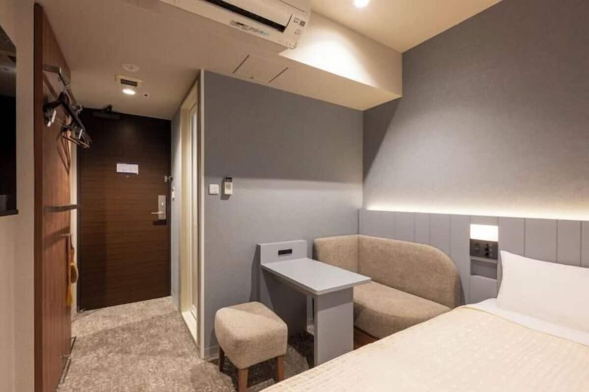 Escritorio, wifi gratis, ropa de cama