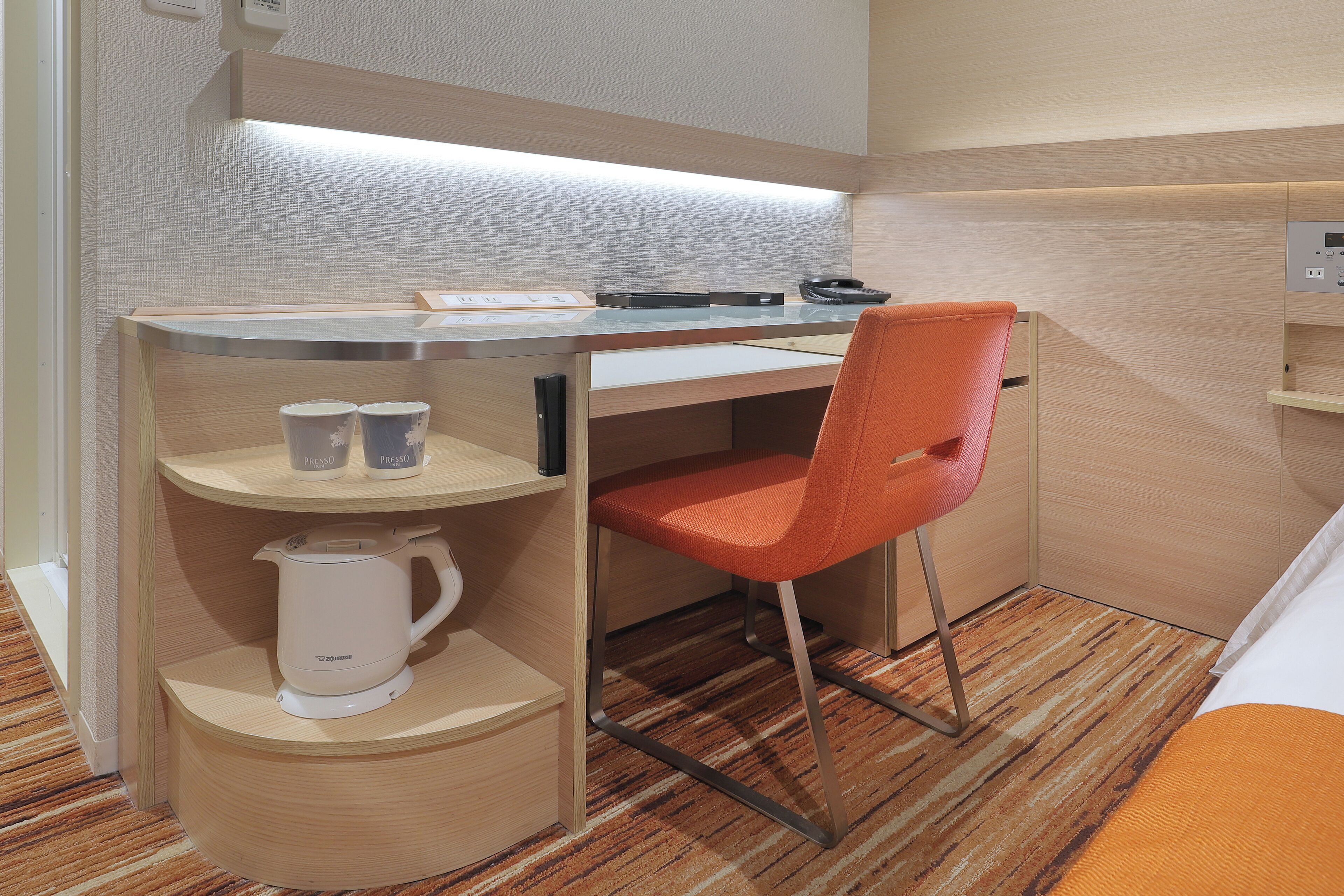 desk, free wifi, bed sheets