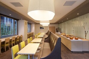 每日供应自助式早餐（每人 JPY 1500）