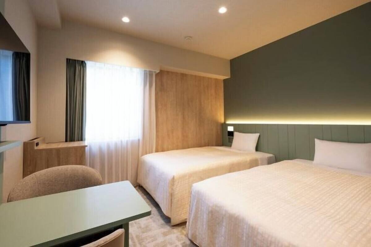 Escritorio, wifi gratis y ropa de cama