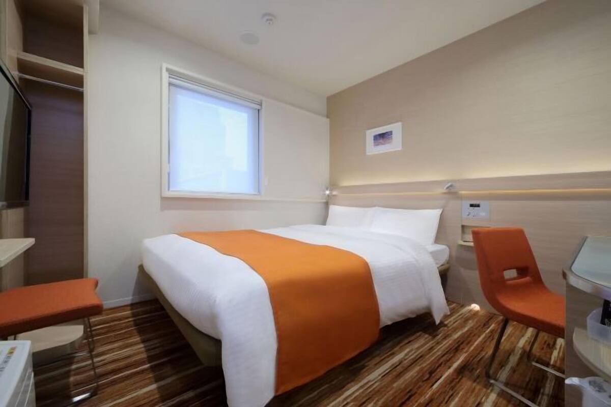 Escritorio, wifi gratis y ropa de cama
