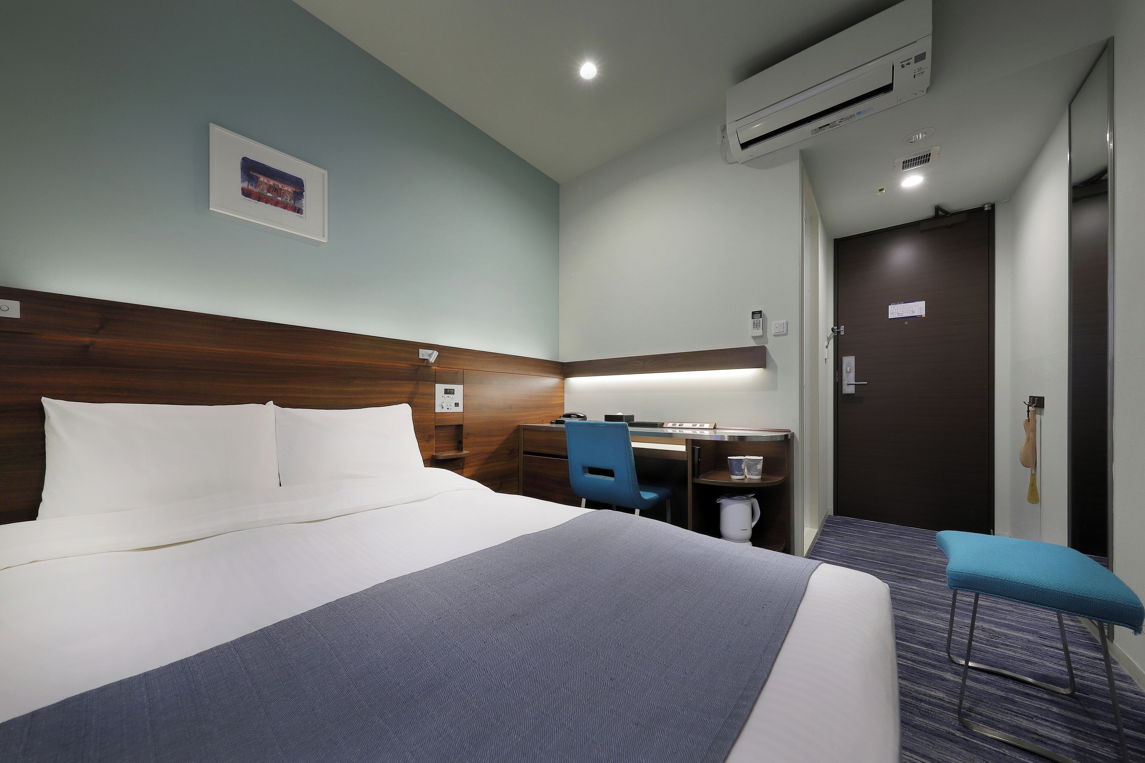 desk, free wifi, bed sheets