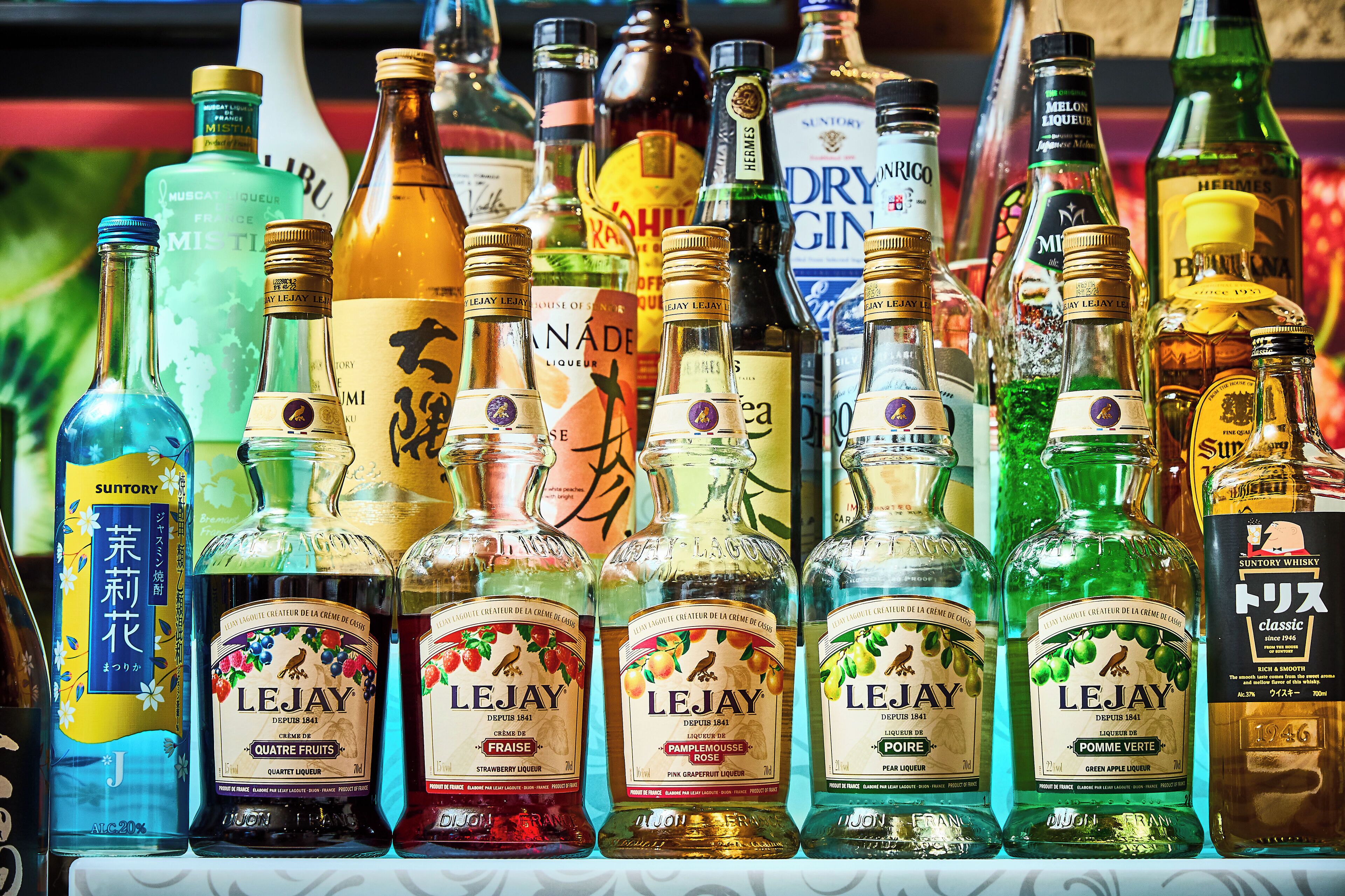 Variedad de botellas de licor exhibidas en una estantería.