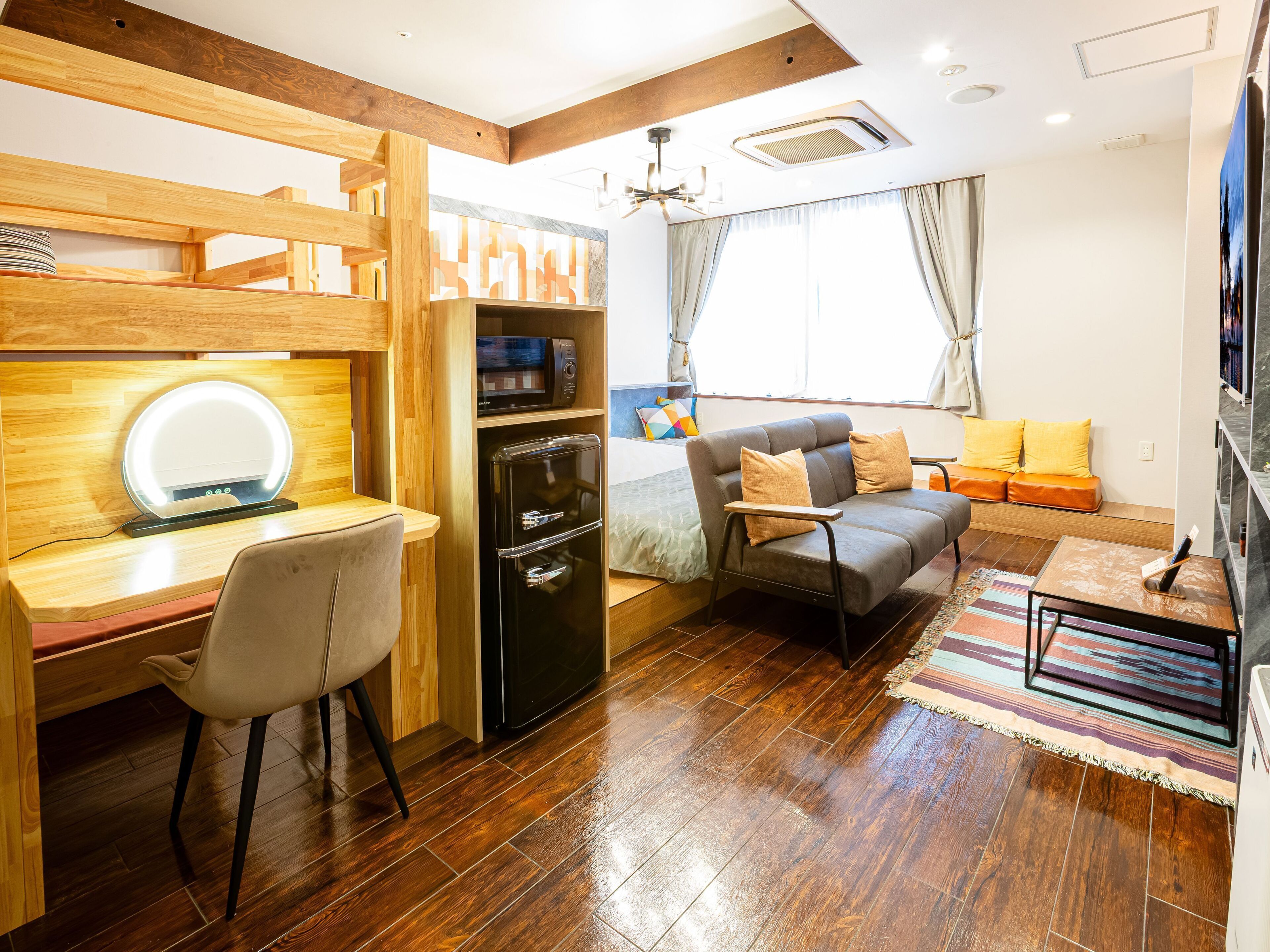 客房, 无烟房 (Suite, 4 Beds) | 起居区 | 55-英寸纯平电视 （配备数码频道）、DVD 播放器