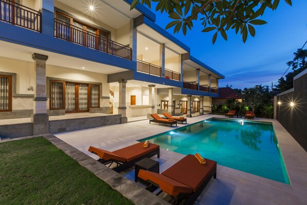 Outdoor pool, pool loungers