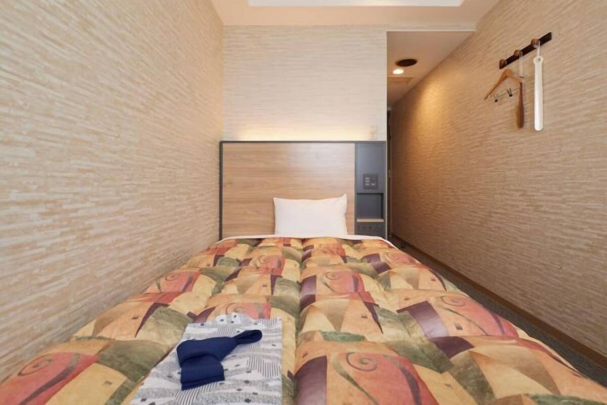 Een bureau, gratis wifi, beddengoed