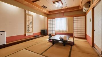 Escritorio, wifi gratis y ropa de cama