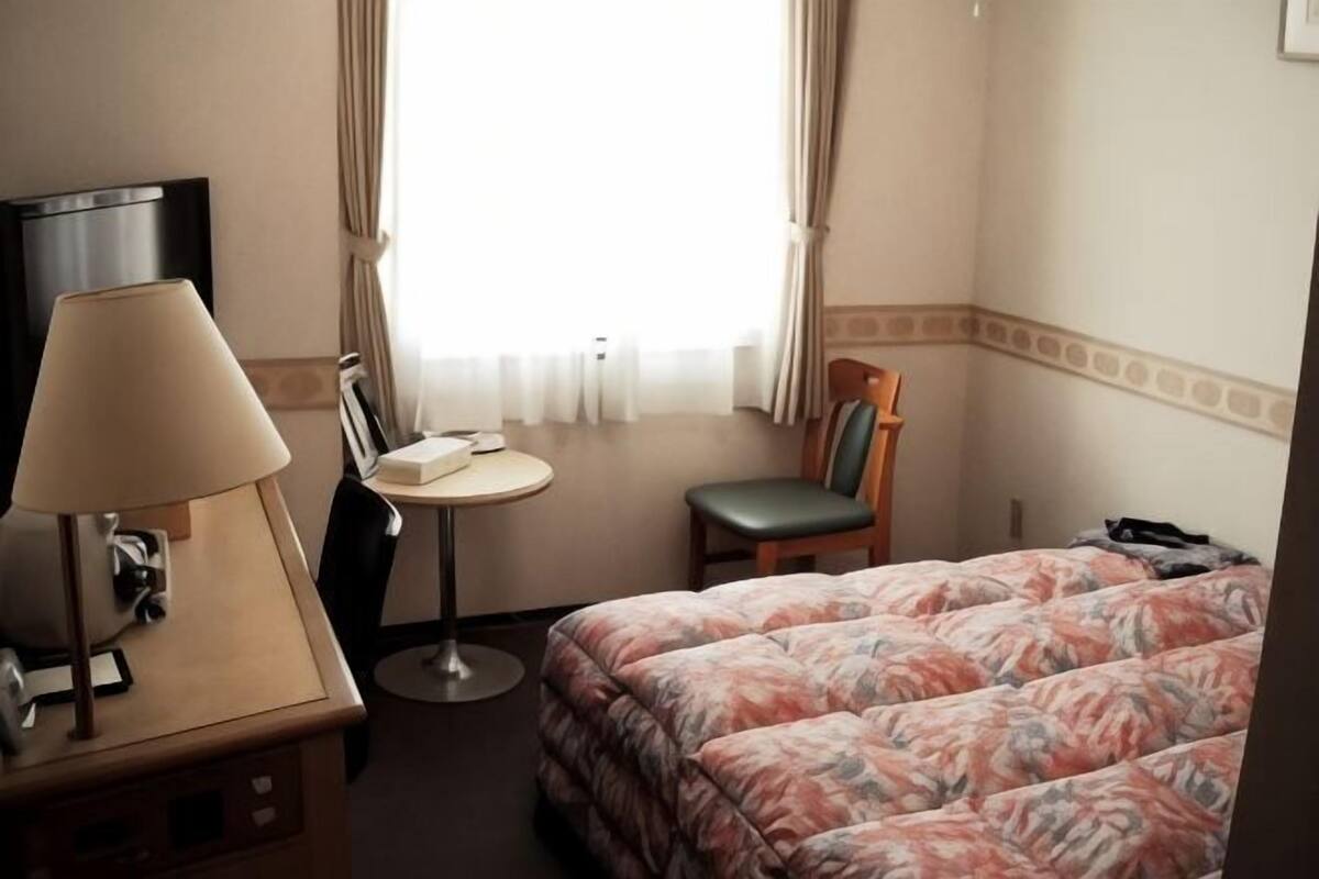 Een bureau, gratis wifi, beddengoed