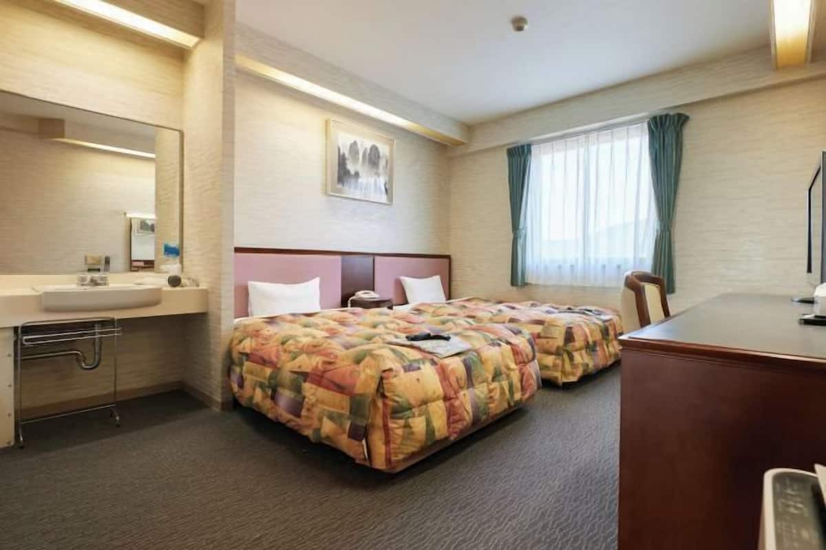 Een bureau, gratis wifi, beddengoed