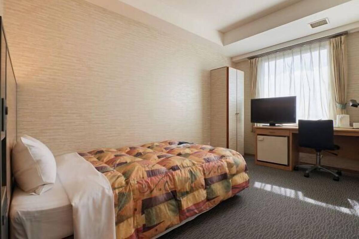 Een bureau, gratis wifi, beddengoed