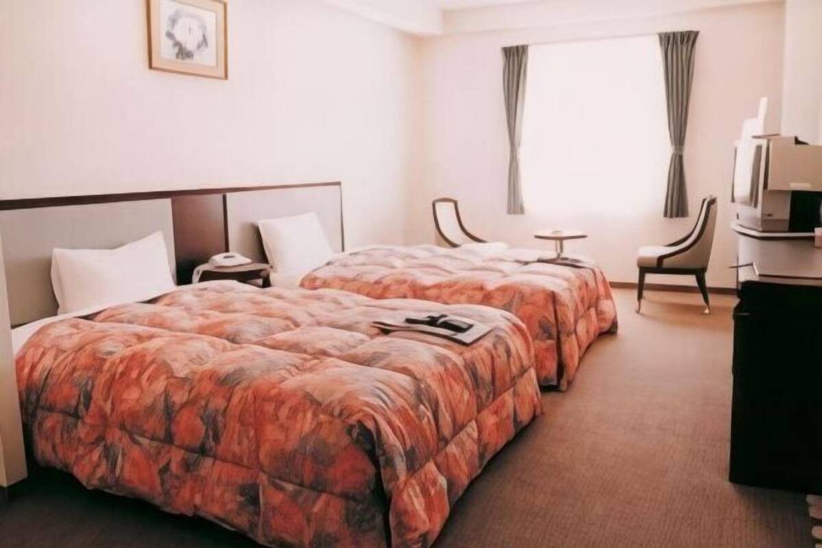 Escritorio, wifi gratis y ropa de cama