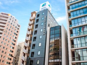 A hotel building with a sign for Hotel Max. - Hotel Livemax Tokyo Bakurocho (Tokyo)