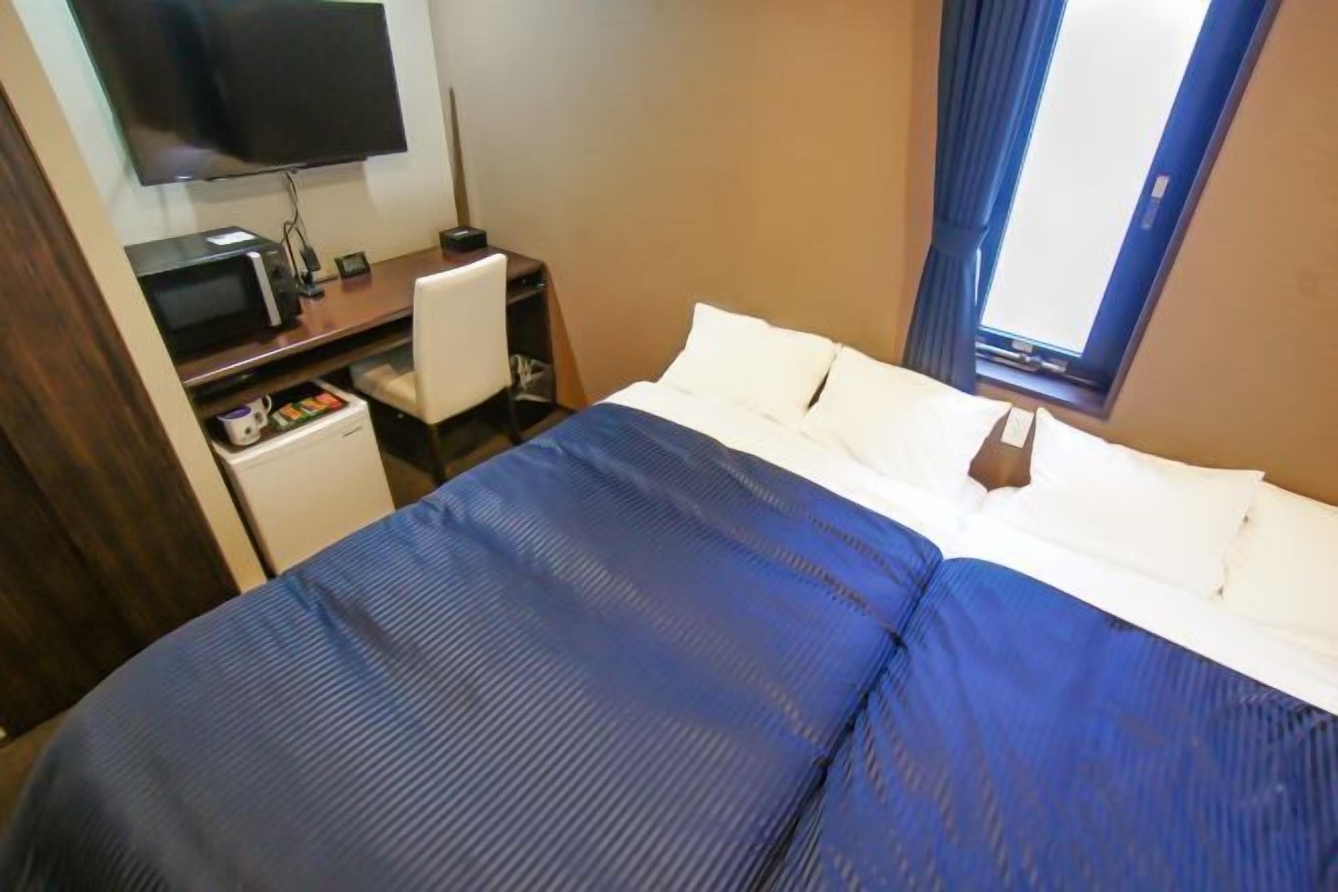 Escritorio, cortinas blackout, wifi gratis y ropa de cama 