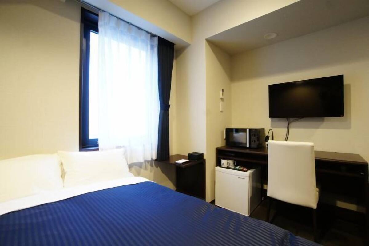 Desk, blackout drapes, WiFi (free), bed sheets