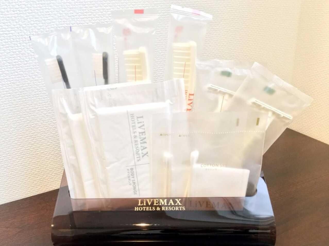 deep-soaking bathtub, hair dryer, slippers, bidet