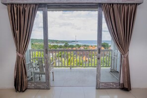 Caja de seguridad en la habitación, escritorio y cortinas blackout 