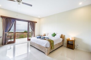 Deluxe Room, 1 Bedroom, Ocean View | Peti besi dalam bilik, meja, langsir/tirai gelap terus, Wi-fi percuma 