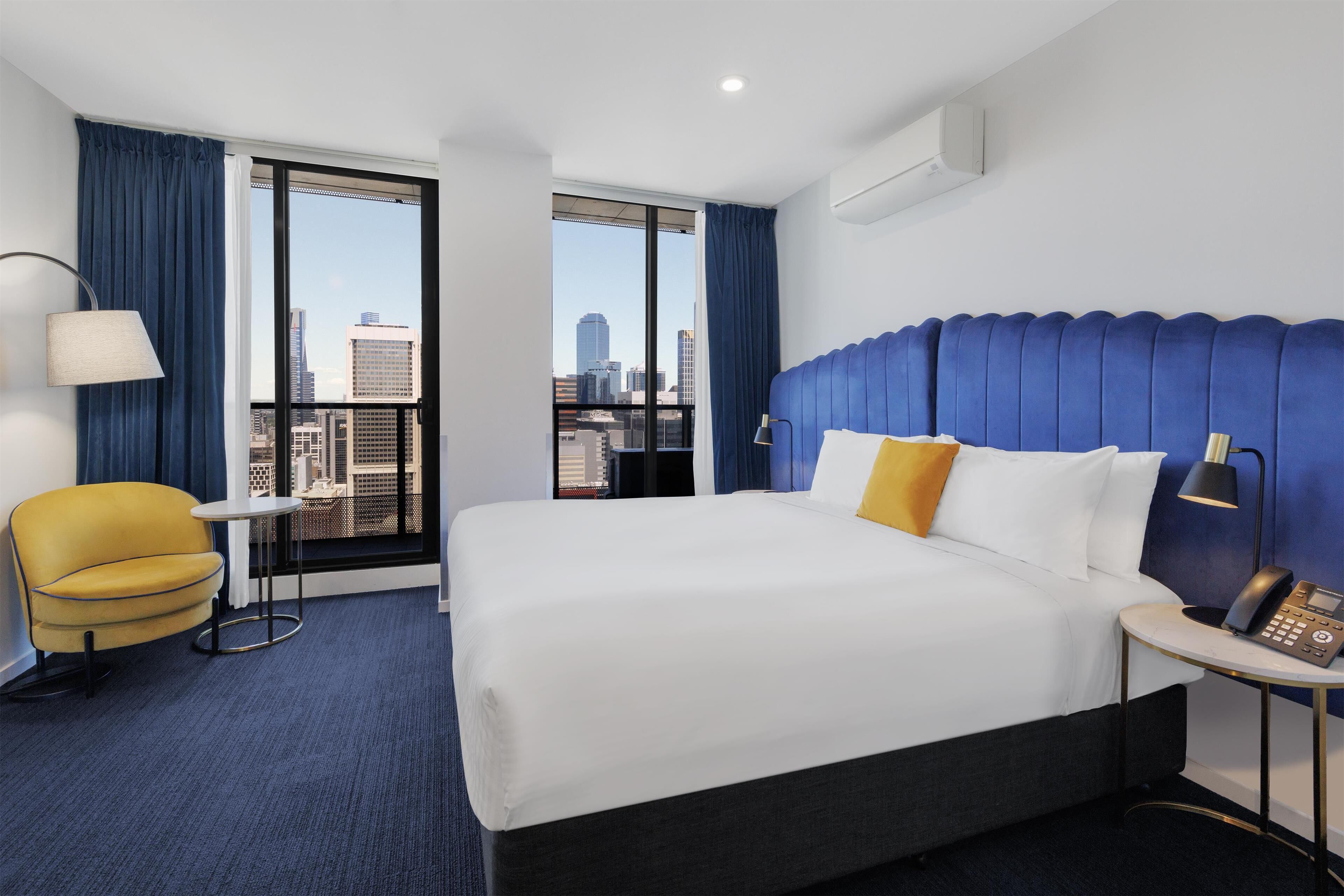 أغطية فراش متميزة وأسرّة بطبقة علوية مريحة وميني بار وخزنة داخل الغرفة