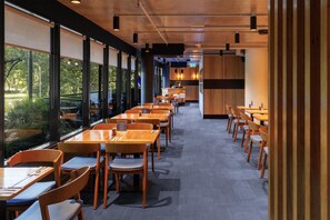 Breakfast, lunch, dinner served; Mediterranean cuisine  - Avani Melbourne Jazz Corner Residences (Melbourne)