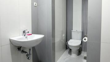 Deluxe Double or Twin Room | Bathroom | Shower, free toiletries