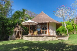 Deluxe Bungalow | Minibar, in-room safe, individually decorated, individually furnished