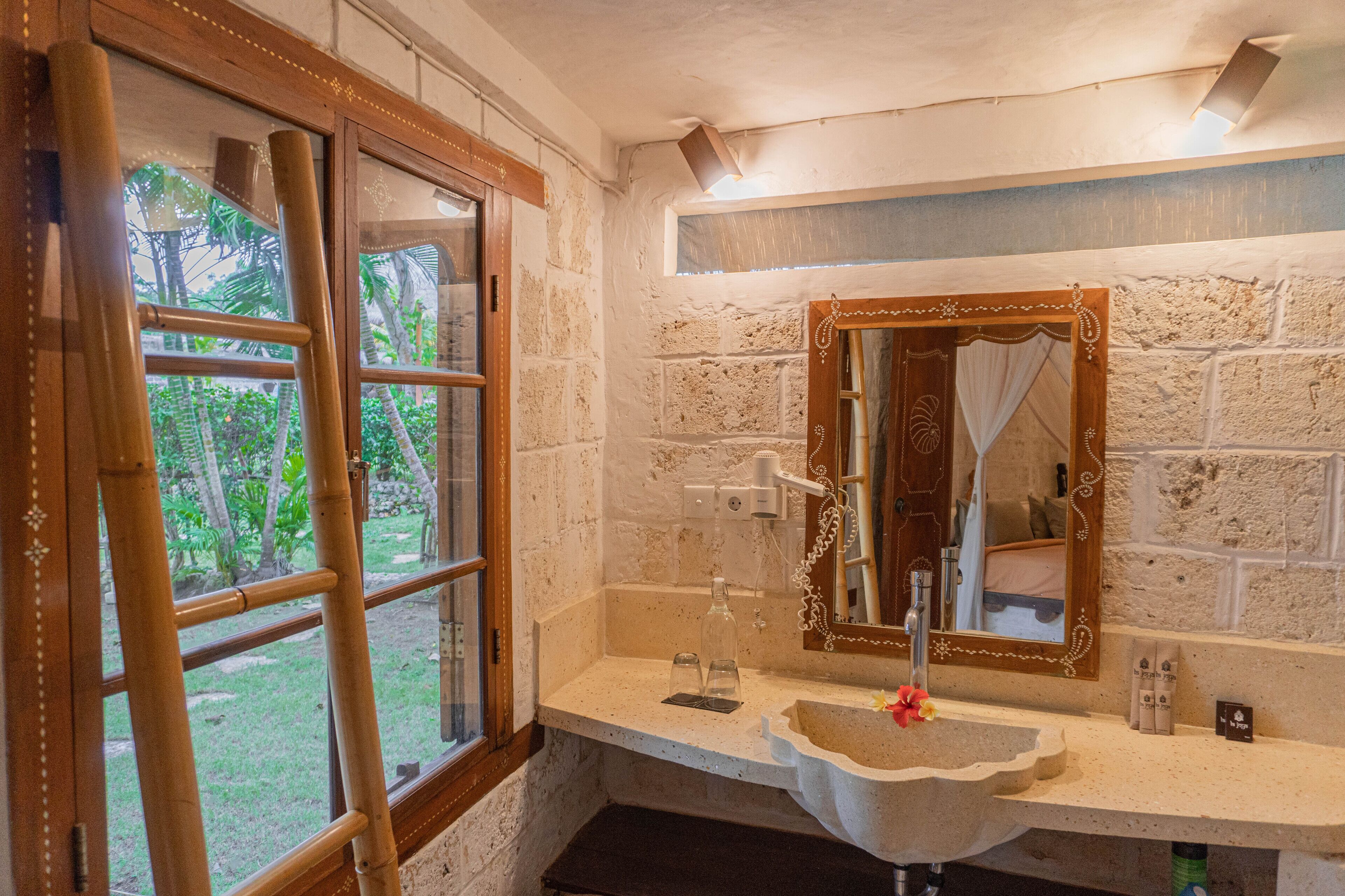 superior room | bathroom | free toiletries, hair dryer, towels