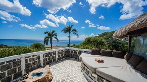 Three-Bedroom Villa with Private Pool and Sea View | Minibar, safe på rommet, individuelt dekorert og individuelt innredet