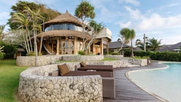 Three-Bedroom Villa with Private Pool and Sea View | Terrasse/Patio