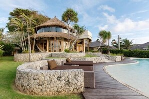 Three-Bedroom Villa with Private Pool and Sea View | Terassi/patio